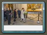 La Presidente Diocesana de Canarias, Dª Rafaela Guillén, hace la ofrenda floral ante la tumba de D. Luis de Trelles