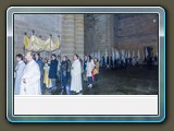 La procesión con el Santísimo Sacramento por el atrio de la Catedral